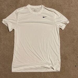 Men’s white dri fit Nike short sleeve tee